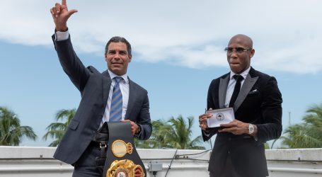 El Cubano Campeón Mundial de la AMB Yordenis Ugás Fue Honrado con la “Llave de la Ciudad” de Miami