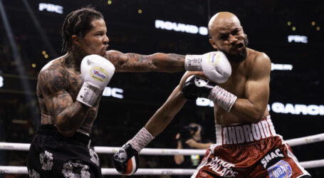 FRANK MARTIN Y SU ENTRENADOR DERRICK JAMES HACEN VISITA CARITATIVA AL HOSPITAL DE NIÑOS CHILDREN´S HEALTH DE DALLAS DURANTE LA VÍSPERA DE LA PELEA DE MARTIN CONTRA GERVONTA DAVIS