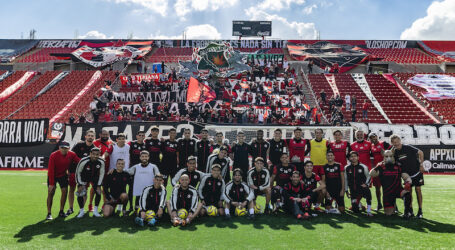 Afición Xoloitzcuintle apoyó a su equipo en el entrenamiento rojinegro. 