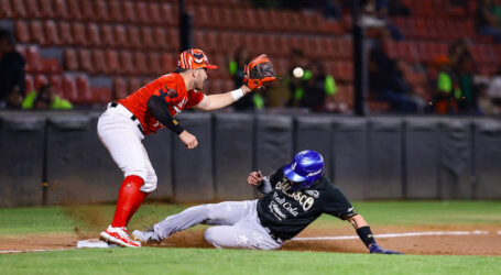 Con poderosa reacción, Charros iguala serie en Durango